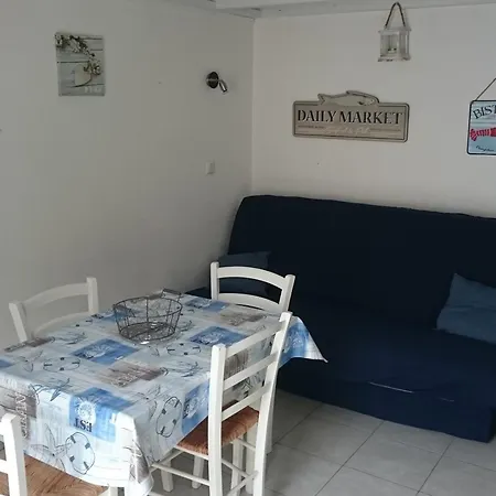 Maisonnette Pres De La Pour 6 Pers. - Fr-1-823-119